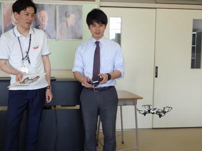 教員もドローンの操作体験をしました