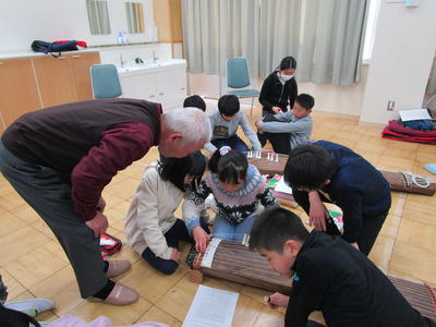 「春の海」の演奏を鑑賞するだけでなく、全員が琴に触れて「さくらさくら」を練習することができました。