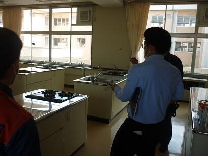 火災発生場所で初期消火を行う職員