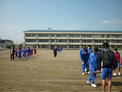 避難指示により校庭へ避難する全校生
