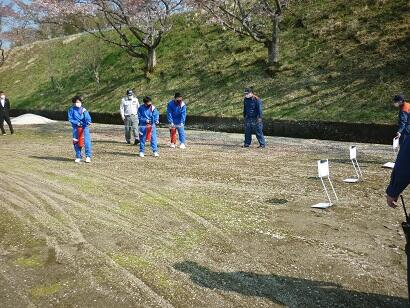 消化器を使った初期消火訓練を行う代表生徒