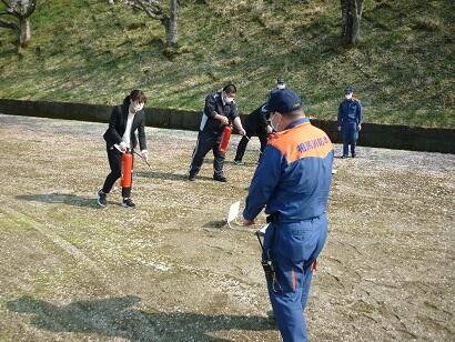 初期消火訓練で延焼を防ぐ訓練を行う職員