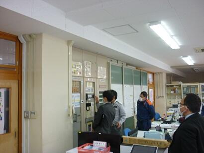 消防署員より消防施設の説明を受ける職員